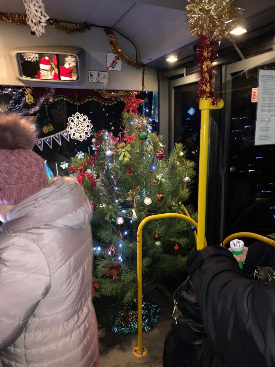 Новости Днепра про В Днепре в салоне автобуса установили елку (ФОТО)