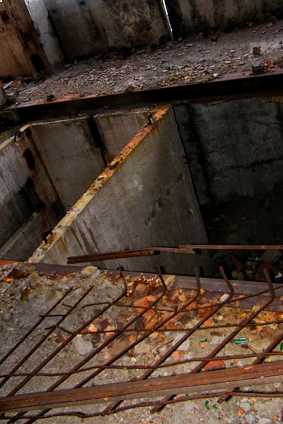 Новости Днепра про Напівзруйновані прольоти та чорна шахта ліфта: як усередині виглядає готель «Парус» у Дніпрі (ФОТО)