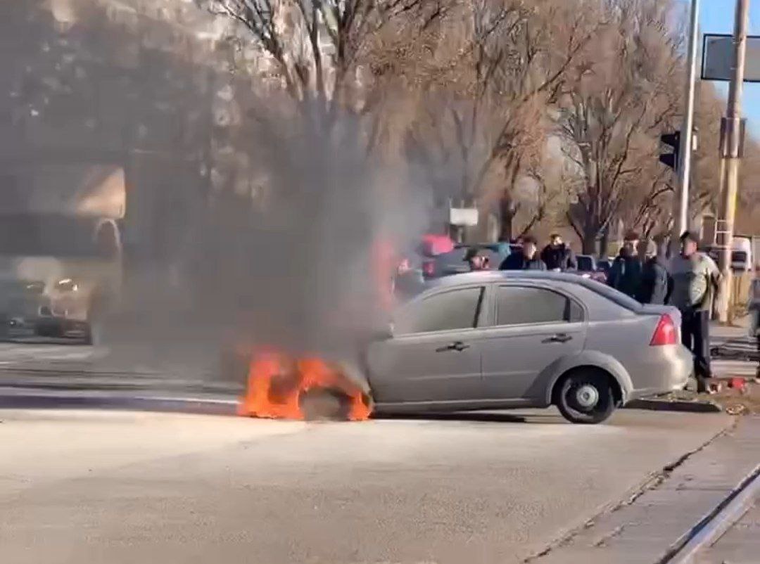 Новости Днепра про У Дніпрі посеред дороги спалахнула автівка (ВІДЕО)