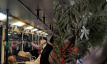 Снежинки на окнах и веточки хвои в салоне: в Днепре трамвай №1 украсили к праздникам