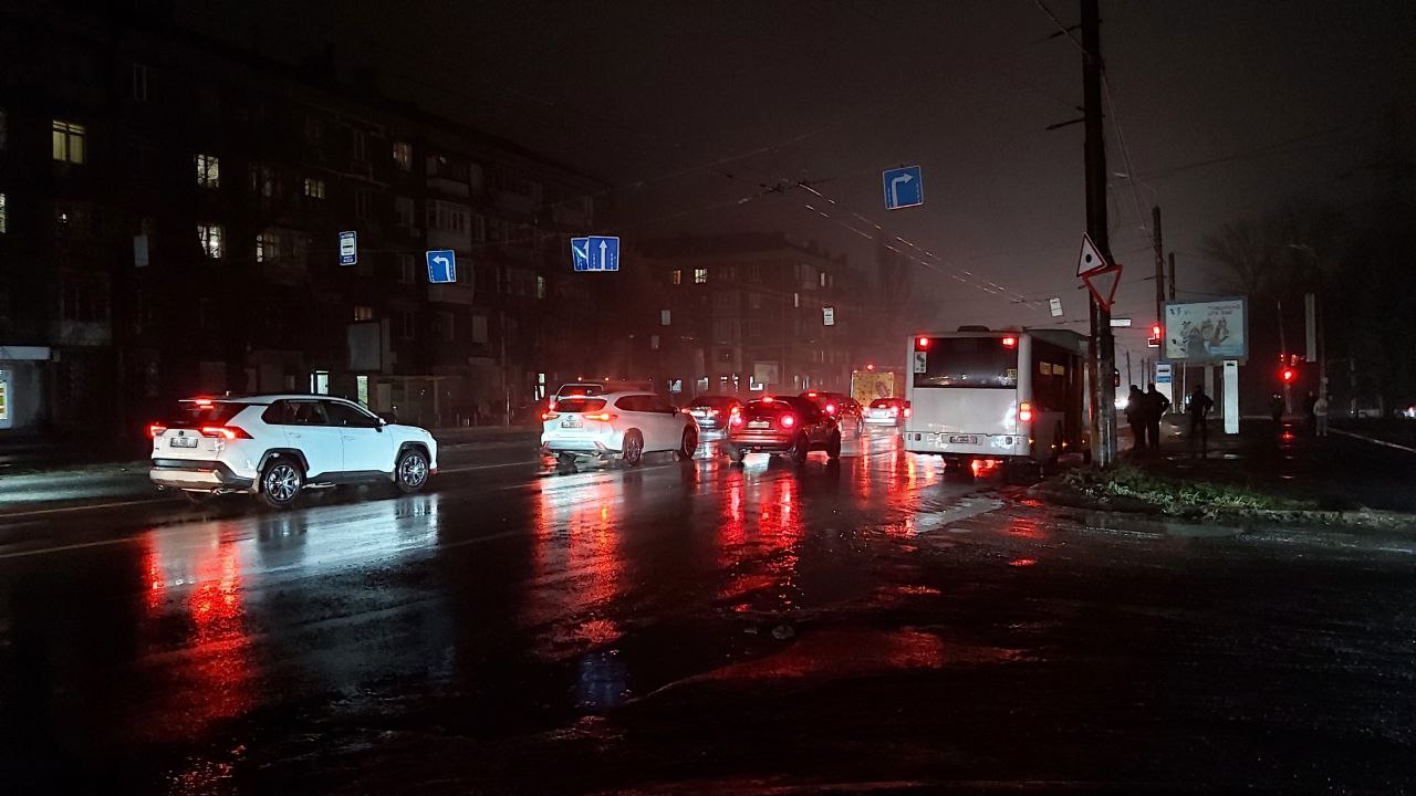 Новости Днепра про Ожеледиця, кілометрові пробки та туман: яка ситуація на вулицях Дніпра ввечері