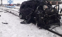 Во Львовской области Volkswagen попал под поезд, курсирующий через Днепр: погибли мужчина и его 8-летняя дочь