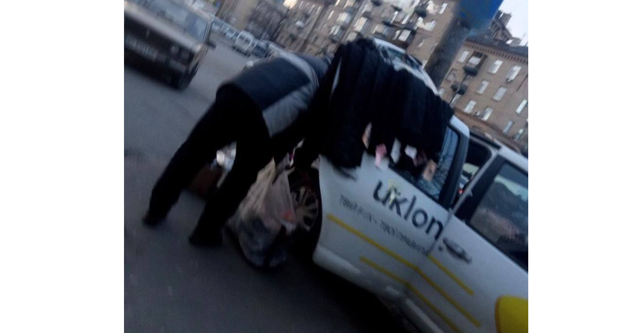 Новости Днепра про Новий виток бізнесу: у Дніпрі водій таксі Uklon продає лосини