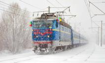 Зима свирепствует: из-за оледенения сети задерживаются поезда в Днепр
