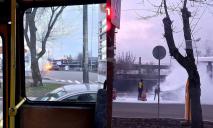 У Дніпрі на проспекті Богдана Хмельницького на АЗС спалахнув легковик