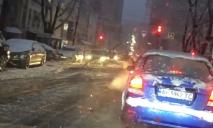 У Дніпрі на вулиці Шевченка на автівку впала велика гілка