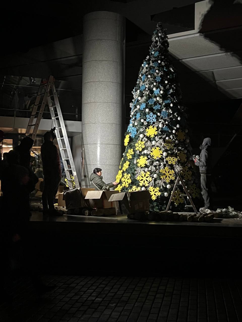 Новости Днепра про Как в Днепре во время блекаута украшали елку в одном из самых больших ТЦ (ФОТО)