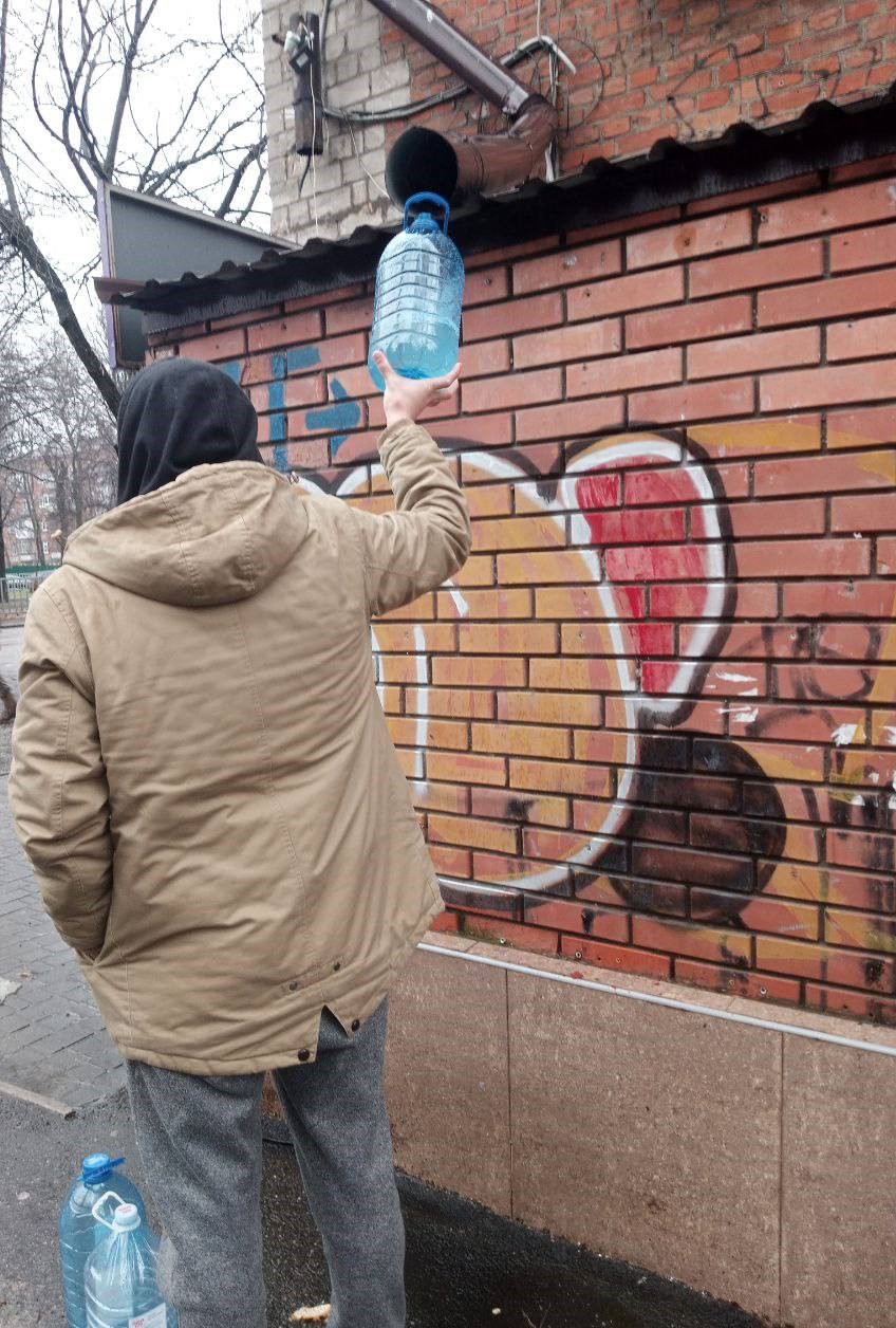 Новости Днепра про На Поля днепряне набирают воду в бутылки из водосточных труб (ФОТО)