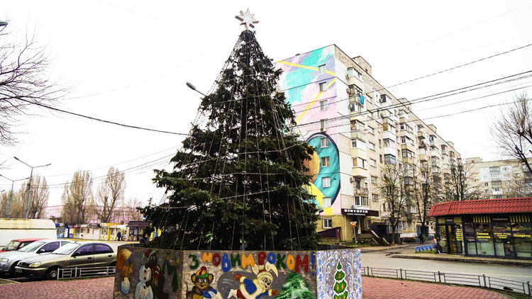 Новости Днепра про У передмісті Дніпра встановили новорічну ялинку зі святковою ілюмінацією