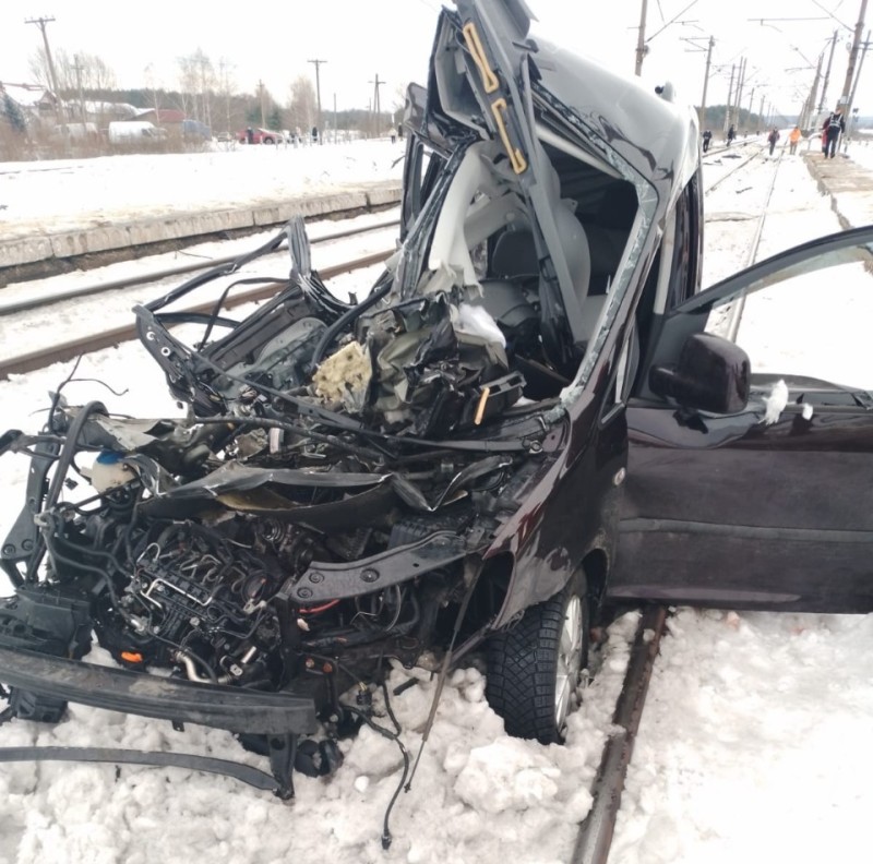 Новости Днепра про Во Львовской области Volkswagen попал под поезд, курсирующий через Днепр: погибли мужчина и его 8-летняя дочь