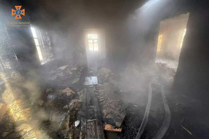 Новости Днепра про Пламя выбивалось с крыши: в Днепре горел жилой дом