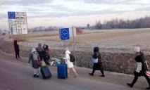 В Украине выезд за границу запретили тысячам женщин: кого это касается