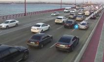 В Днепре на Новом мосту столкнулись Tesla и грузовик: образовалась огромная пробка