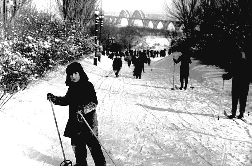 Новости Днепра про На лижах по річці та виліт на санчатах у балку: як раніше взимку розважалися у Дніпрі