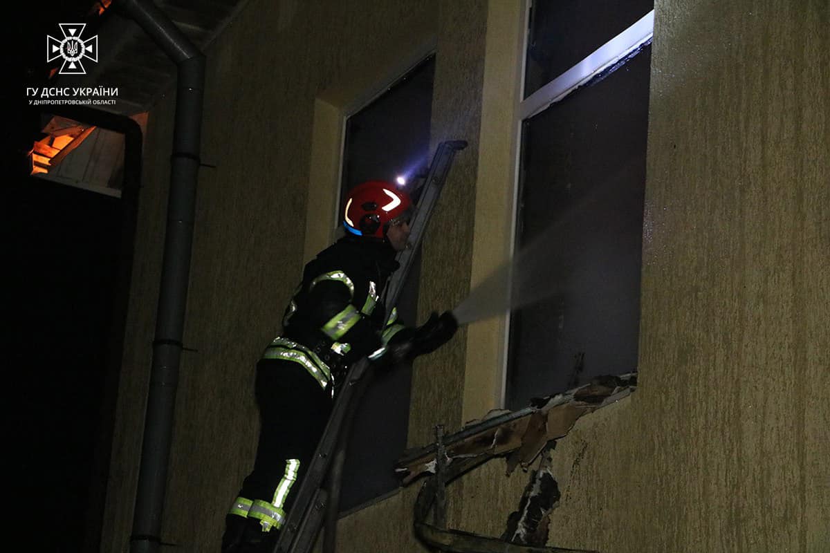 Новости Днепра про Гасили 30 пожарных: в Днепре ночью сгорел двухэтажный дом