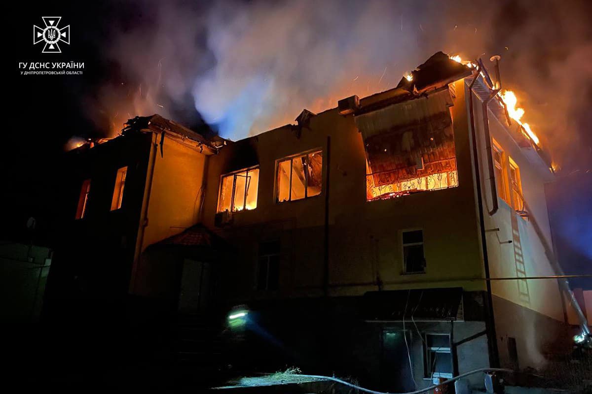 Новости Днепра про Гасили 30 пожарных: в Днепре ночью сгорел двухэтажный дом