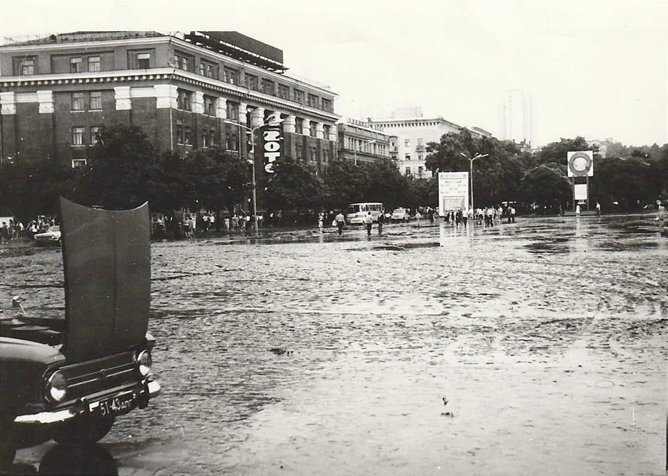Новости Днепра про Наводнение 1977 года: в сети опубликовали редкое фото затопленной площади в центре Днепра