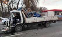 В Днепре на Кайдакском мосту произошло тройное ДТП: столкнулись ВАЗ и два грузовика (ФОТО)