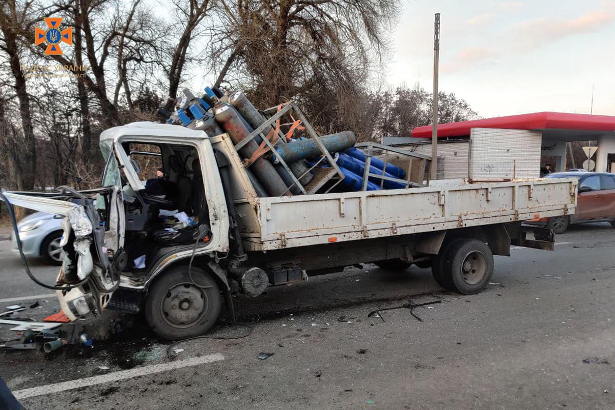 Новости Днепра про В Днепре на Кайдакском мосту произошло тройное ДТП: столкнулись ВАЗ и два грузовика (ФОТО)