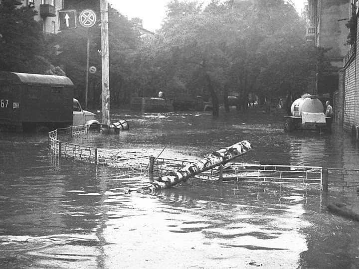 Новости Днепра про Наводнение 1977 года: в сети опубликовали редкое фото затопленной площади в центре Днепра