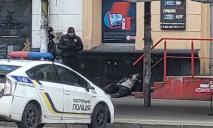 В Днепре на Старомостовой площади под ломбардом лежит мужчина: приехала полиция