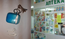 Забрали бездротові навушники: на Дніпропетровщині в аптеці обікрали 63-річного чоловіка