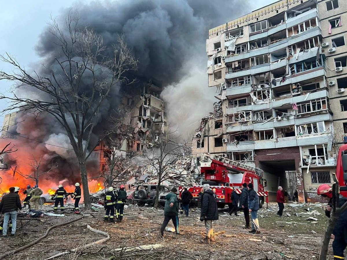 Новости Днепра про Ракетний удар по багатоповерхівці у Дніпрі: 12 постраждалих у лікарні - в якому вони стані