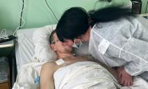 Напівпритомний кликав дочку та дружину: у лікарні Дніпра рятують бійця з відірваними ногами