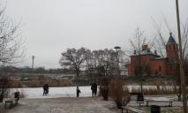 Біля церкви на Перемозі діти разом з дорослими катаються на ледь замерзлому озері (ФОТО)