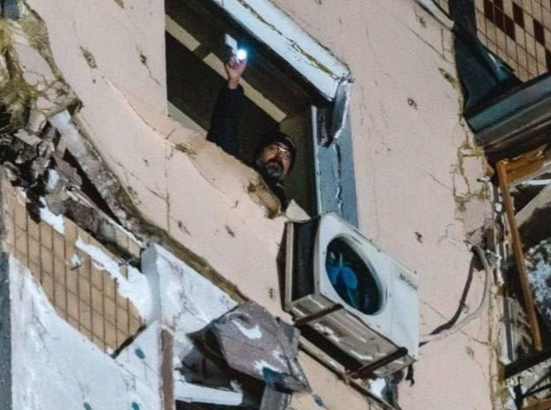 Новости Днепра про У мережі розповіли історію чоловіка, який світив ліхтариком з вікна зруйнованої квартири у Дніпрі: вже втретє втратив все