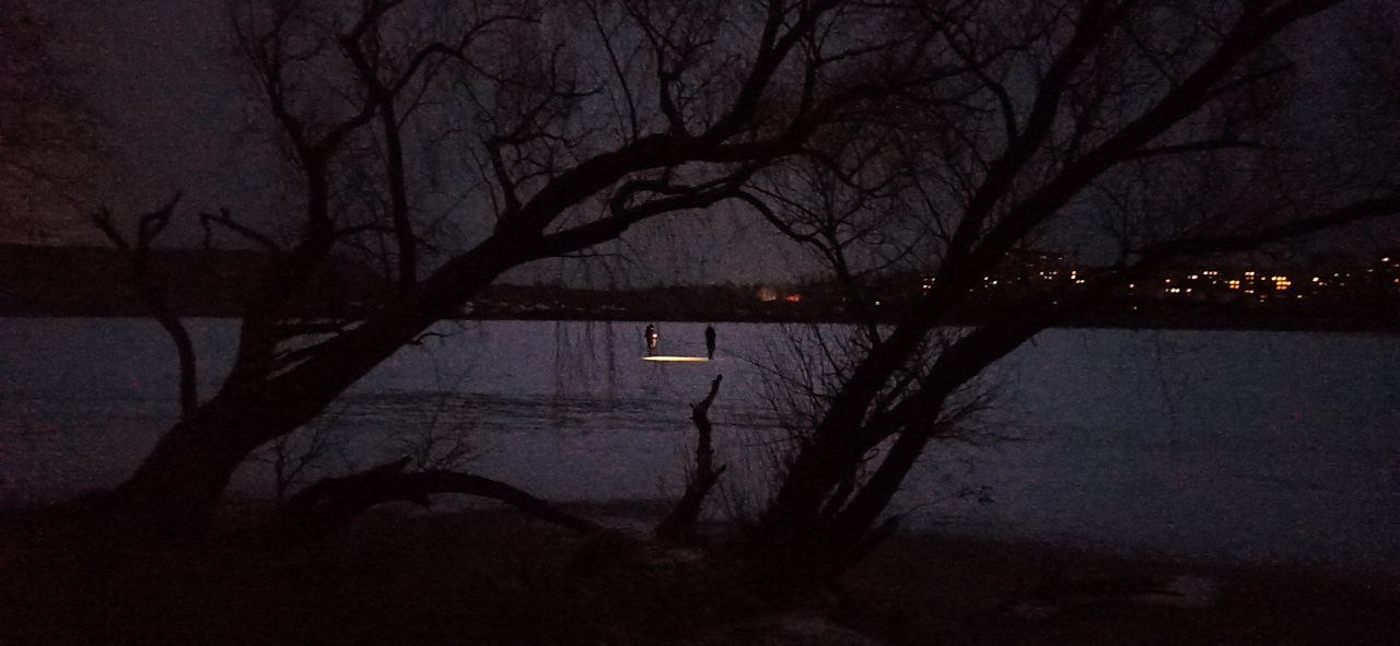 Новости Днепра про В Днепре на косе Победы-6 подростки ходят в темноте по тонкому льду (ФОТО)