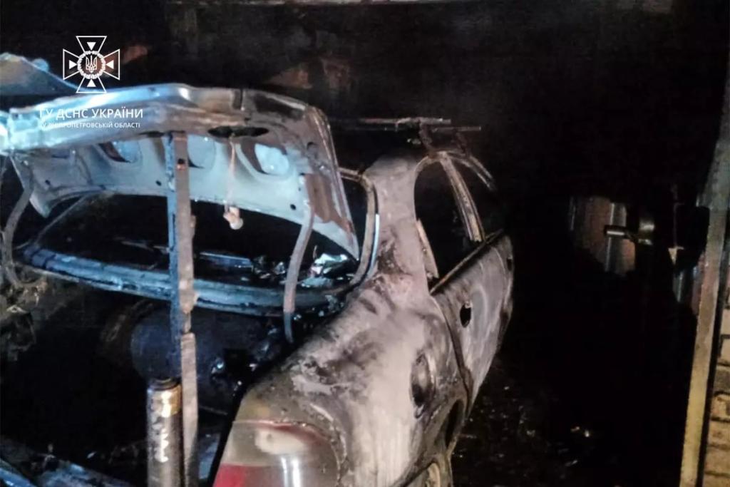 Новости Днепра про Згоріло авто: у Дніпрі в Індустріальному районі спалахнув гараж