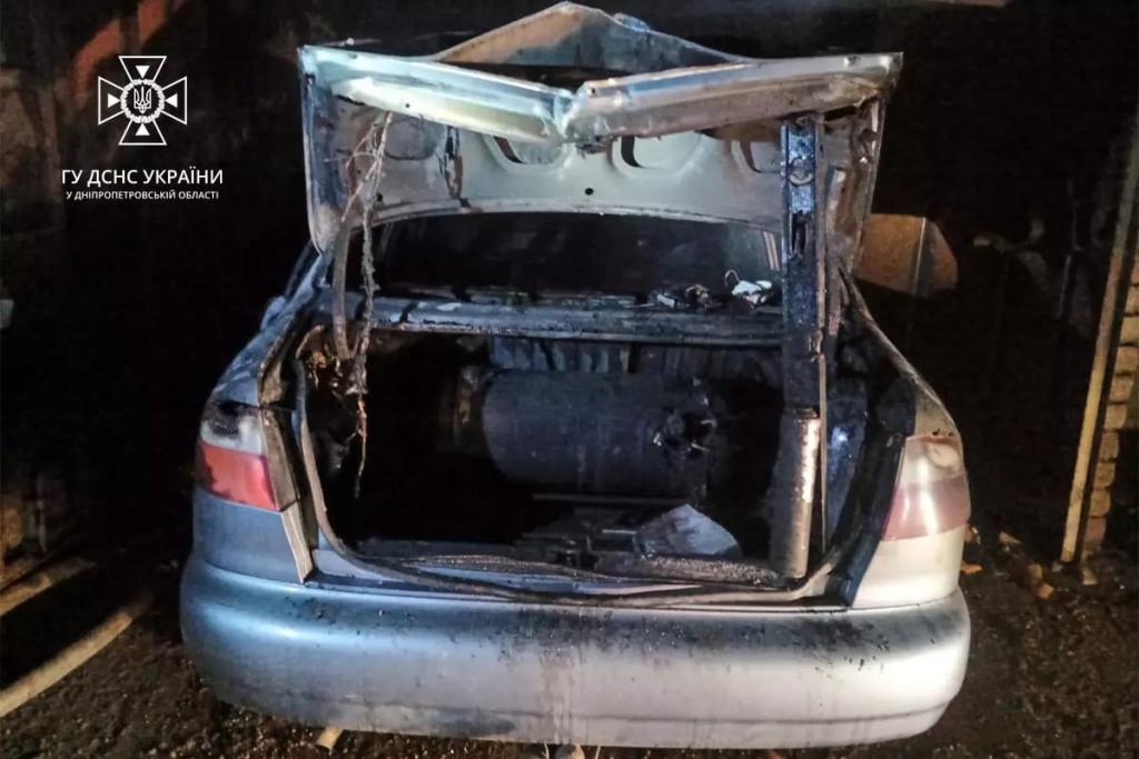 Новости Днепра про Згоріло авто: у Дніпрі в Індустріальному районі спалахнув гараж