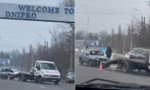 В Днепре на Запорожском шоссе столкнулись ВАЗ и Lexus: один из водителей госпитализирован (ВИДЕО)