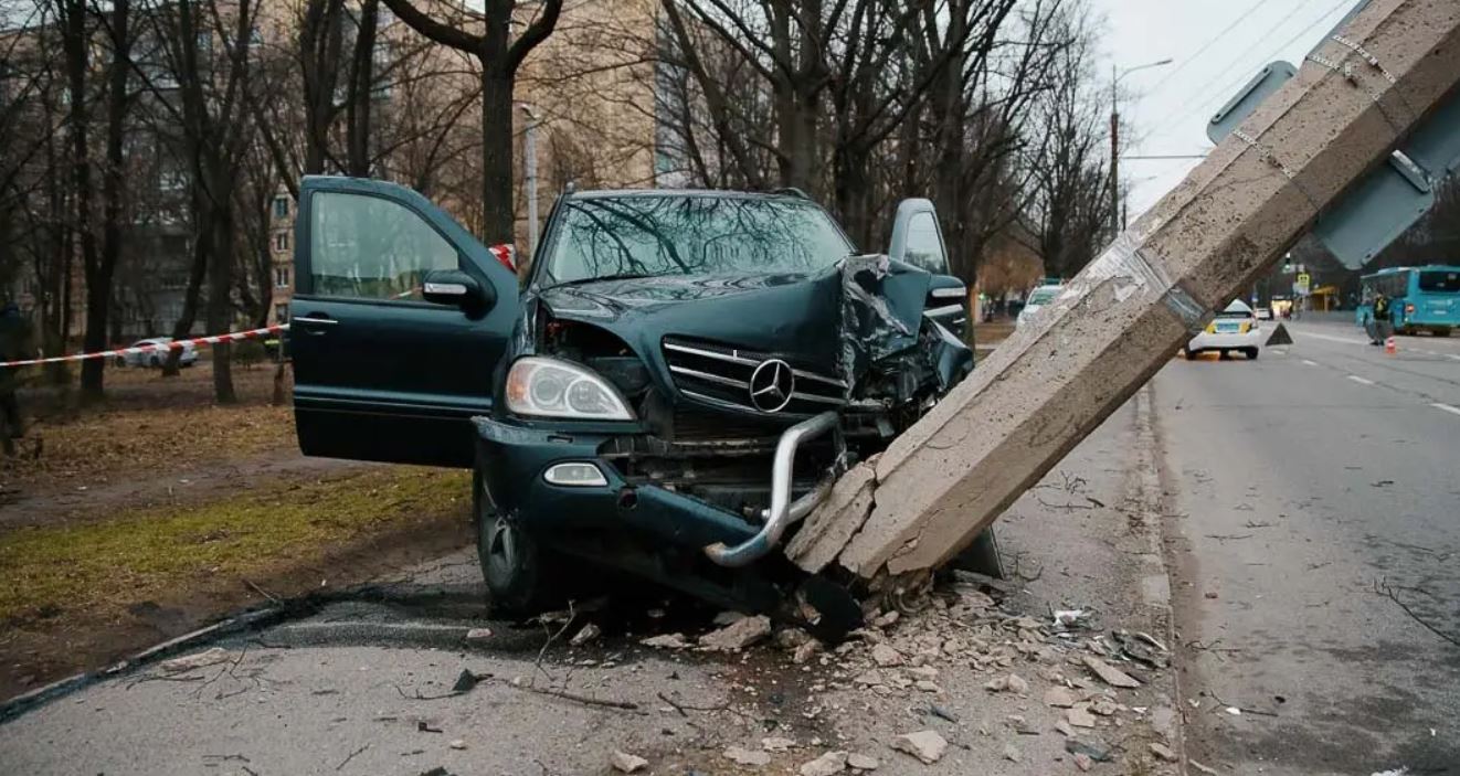 Новости Днепра про В Днепре водитель сбил насмерть женщину и влетел в бетонный столб