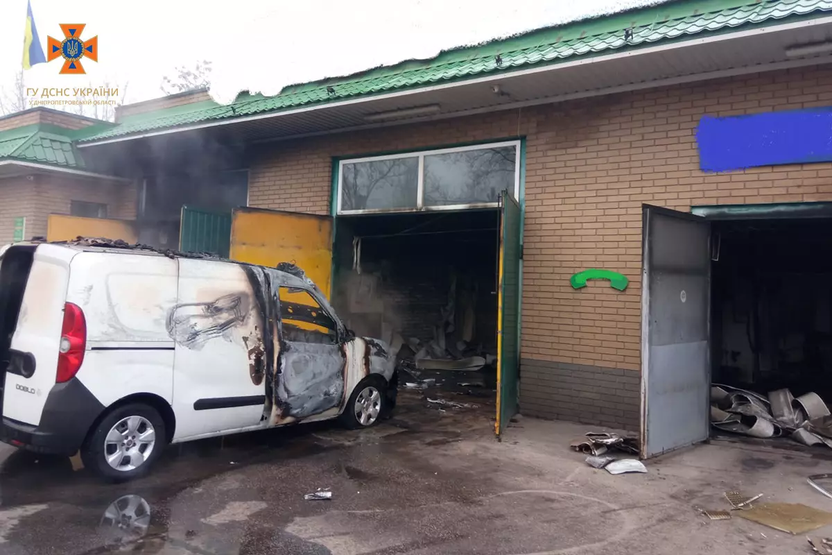 Новости Днепра про У Кривому Розі на автомийці спалахнув автомобіль (ФОТО)