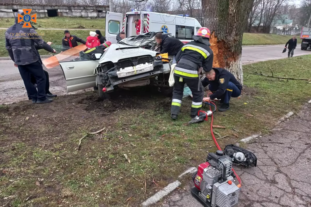 Новости Днепра про На Дніпропетровщині Subaru в’їхав у дерево: пасажир загинув, водій у лікарні