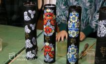 В Днепре за донат для военных можно приобрести украшенные петриковской росписью тубусы от мин (ФОТО)