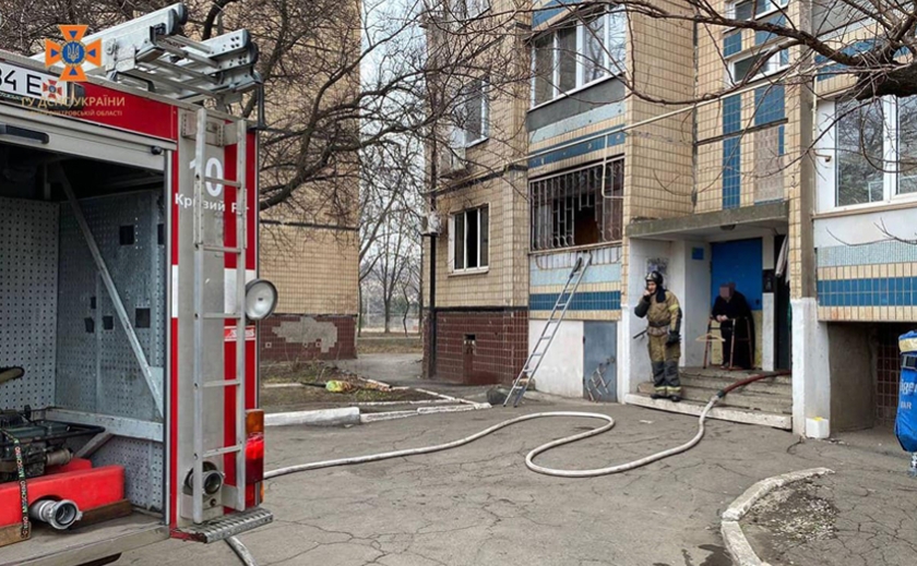 Новости Днепра про 13 спасателей тушили пожар: из горящей квартиры в Кривом Роге спасли двух женщин