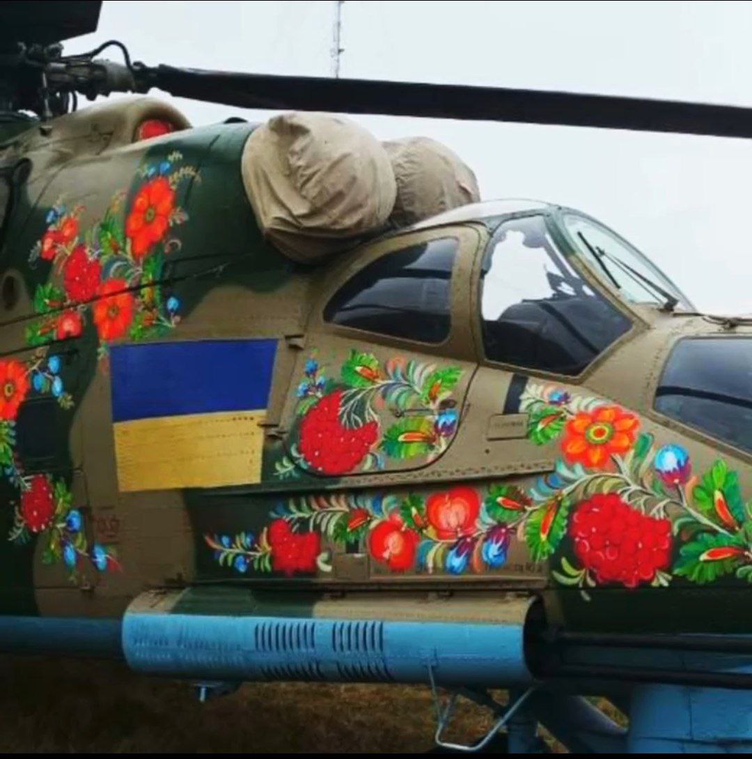 Новости Днепра про Майстри із Дніпропетровщини розмалювали бойовий гелікоптер петриківським розписом (ФОТО)
