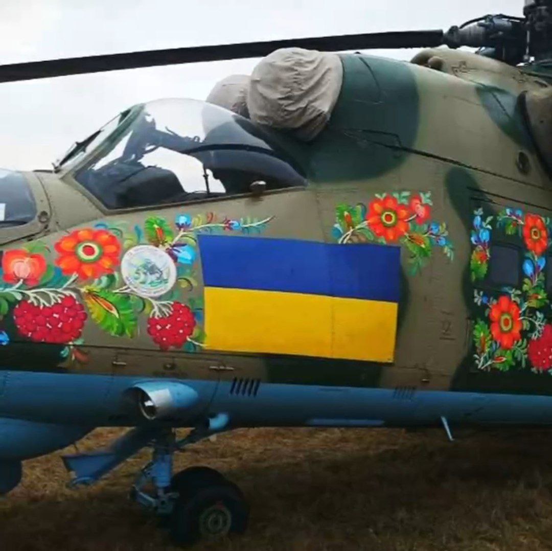 Новости Днепра про Майстри із Дніпропетровщини розмалювали бойовий гелікоптер петриківським розписом (ФОТО)