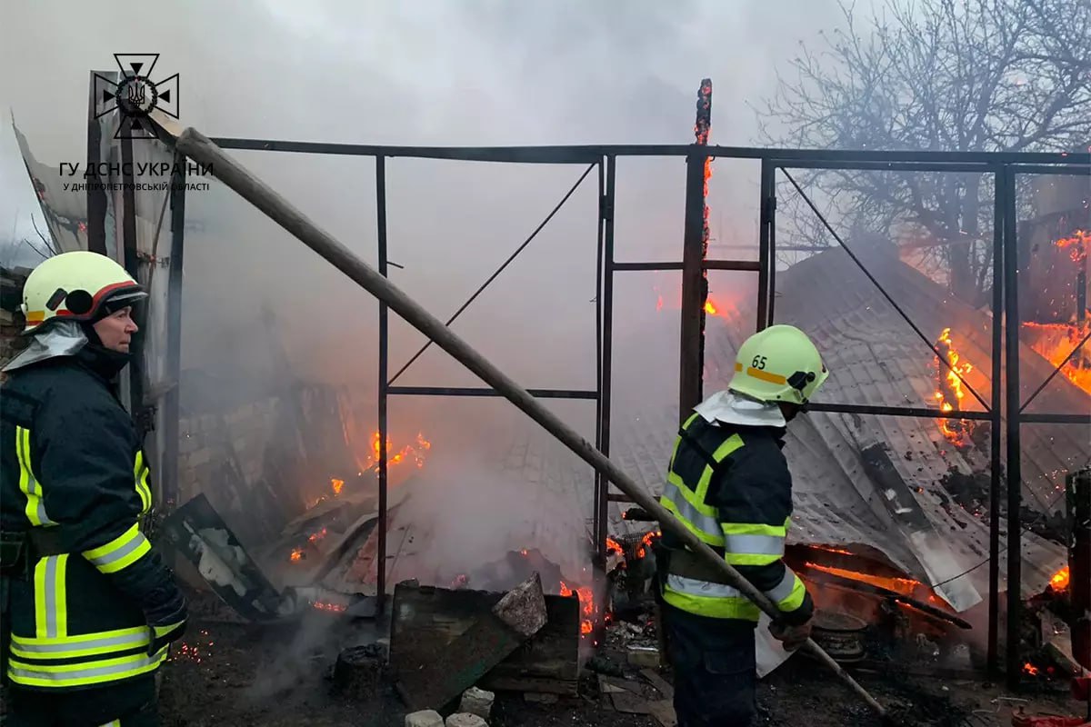 Новости Днепра про Масштабный пожар в Днепровском районе: загорелся гараж с трактором внутри