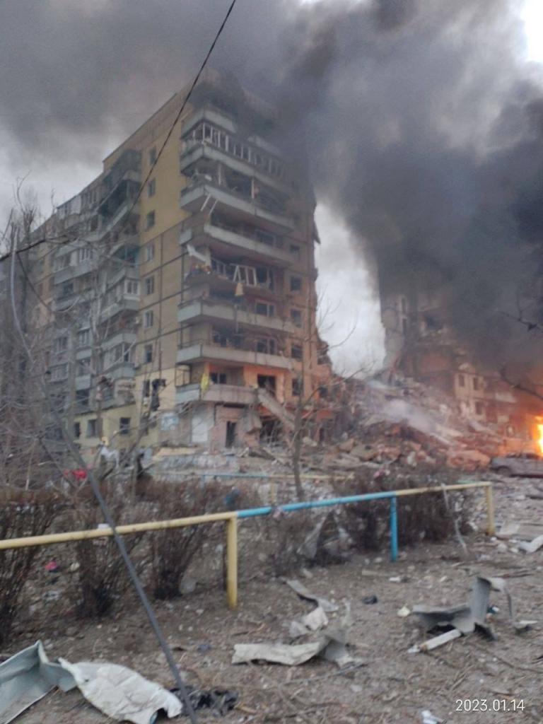 Новости Днепра про Российская ракета в Днепре попала в многоэтажку: под завалами люди (ФОТО)