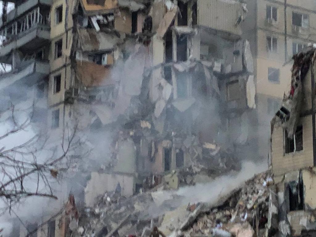 Новости Днепра про Внаслідок ракетного удару в Дніпрі постраждало щонайменше 10 людей, з яких двоє — діти: нові фото з місця подій