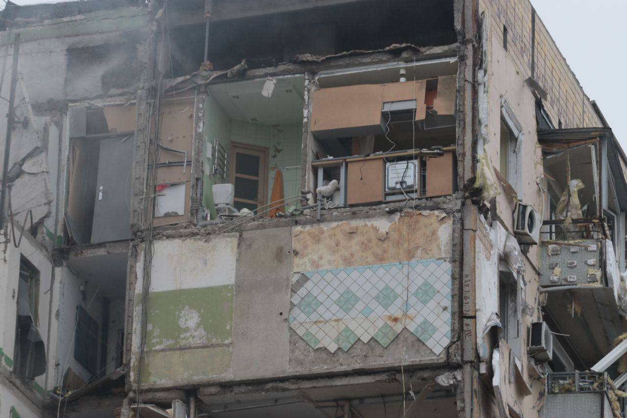 Новости Днепра про 33 человека еще могут находиться под завалами разрушенного дома в Днепре