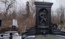 Свой Лычаковский некрополь: как выглядят необычные надгробия на Запорожском кладбище в Днепре (ФОТО)