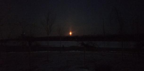 В Днепре над рекой зависла огромная красная Луна