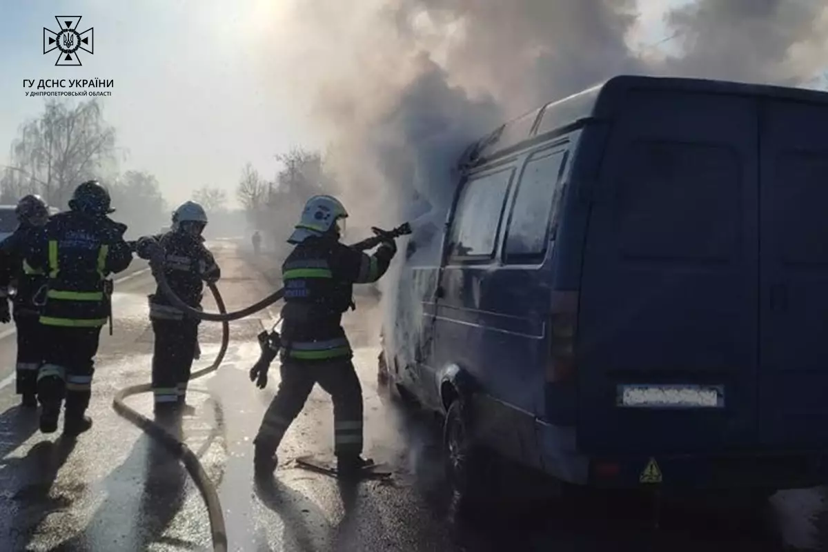 Новости Днепра про На Дніпропетровщині під час руху загорівся мікроавтобус: що з водієм