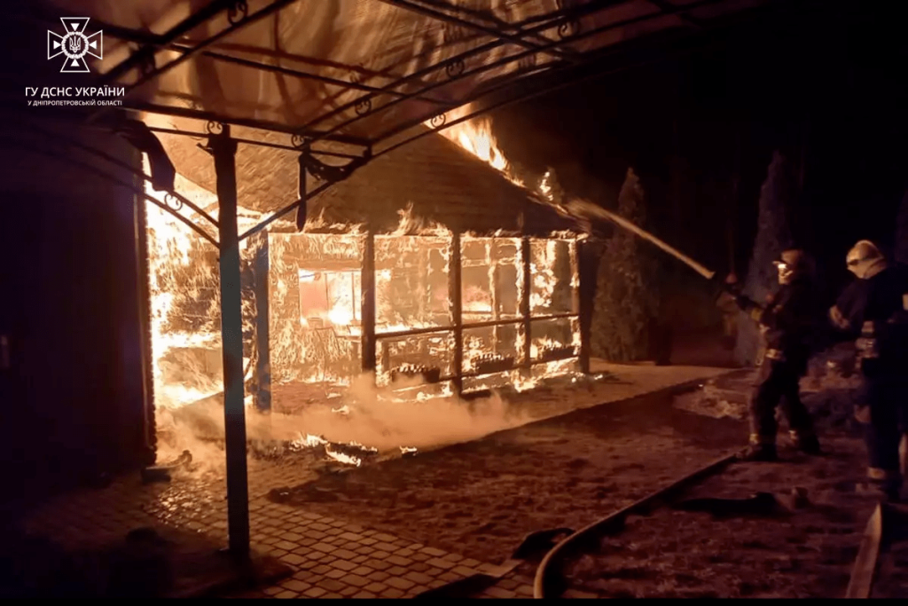 Новости Днепра про Большой пожар в Павлограде: пламя с летней кухни перекинулось на крышу дома (ФОТО)