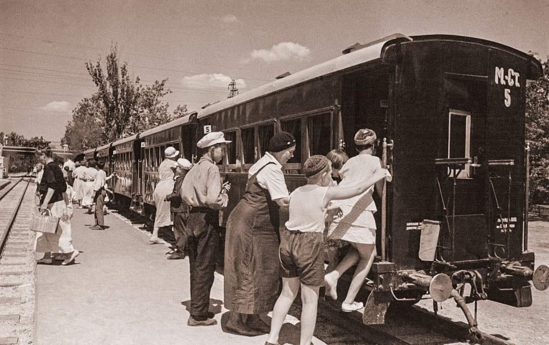 Новости Днепра про Вагоны с отоплением, депо и две станции: как раньше выглядела детская железная дорога в Днепре (ФОТО)
